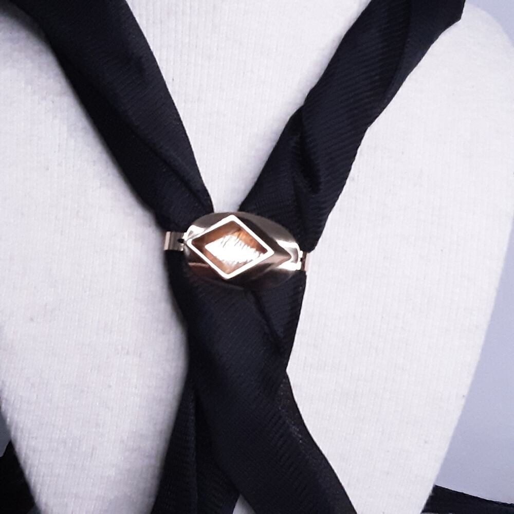 💎Scarf Holder Gold Tone Geometric Shape Design Push Back Clasp